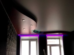 Двухуровневый потолок в комнате с подсветкой и нишей под скрытый карниз