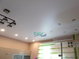 Потолок в кухне (белый сатин)