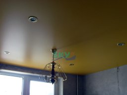 Потолок в кухне (желтый сатин)